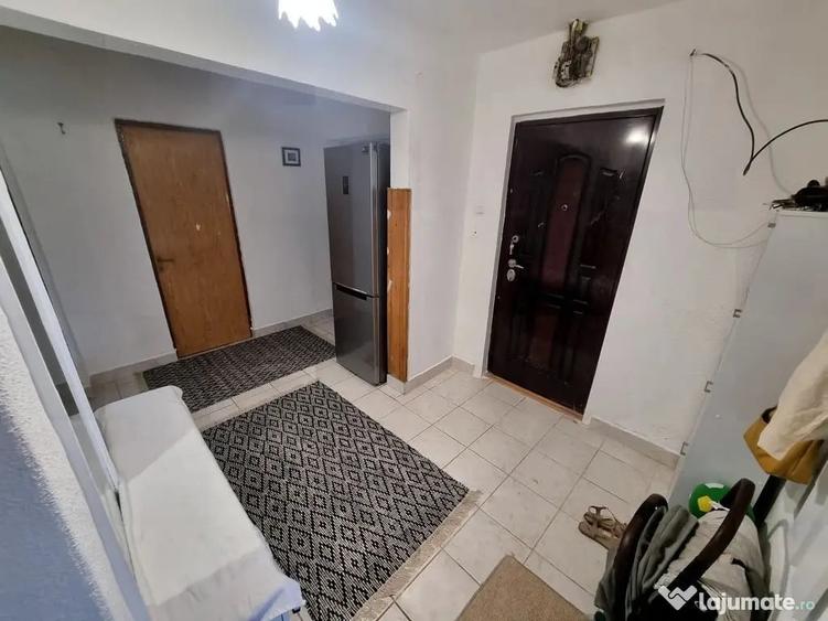 Apartament cu 4 camere decomandat în Est