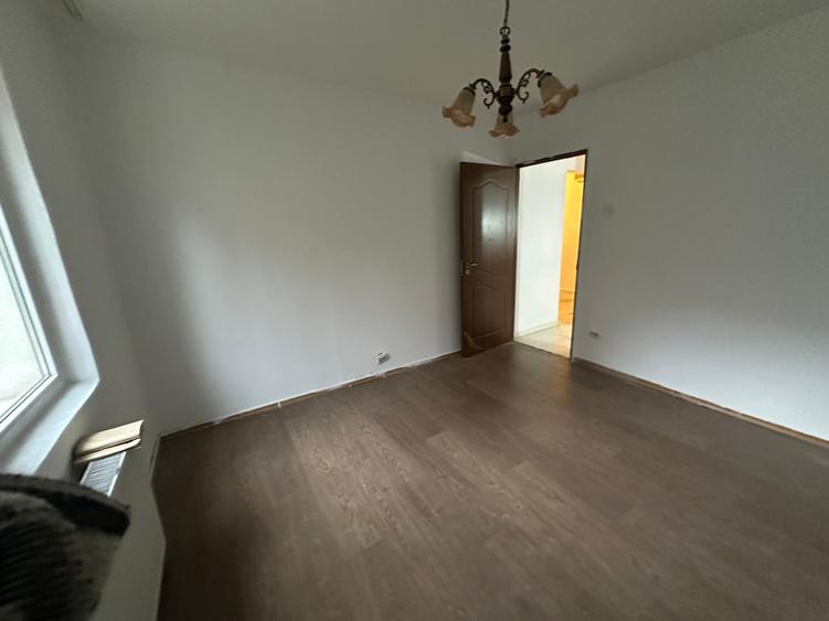 Apartament cu 3 camere semidecomandat în Titan