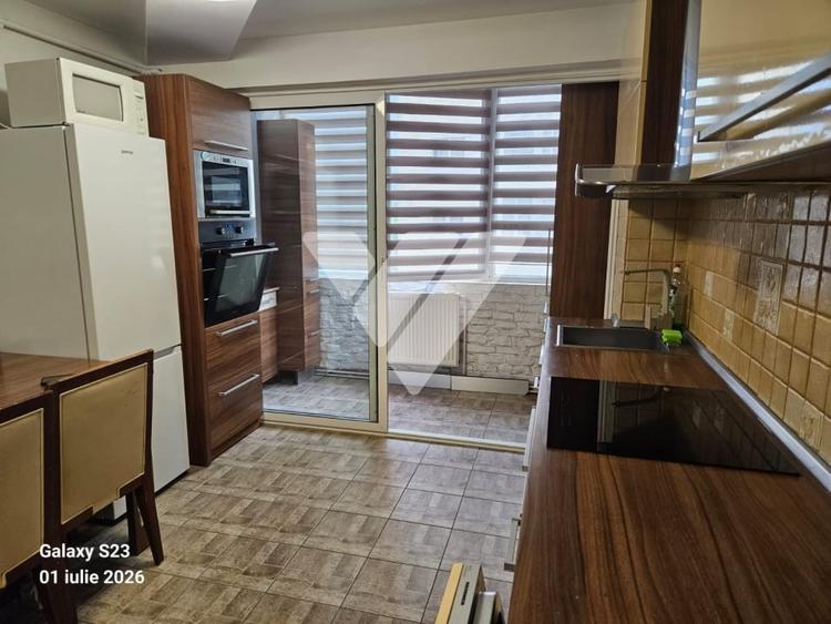 Apartament cu 3 camere decomandat, mobilat în Vasile Aaron