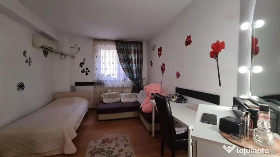 Casă cu 7 camere cu Teren 300 Mp în Mihai Bravu