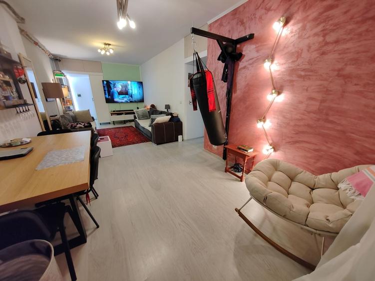 Apartament cu 3 camere decomandat, mobilat în Valea Adâncă