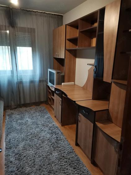 Apartament cu 4 camere semidecomandat în Dacia