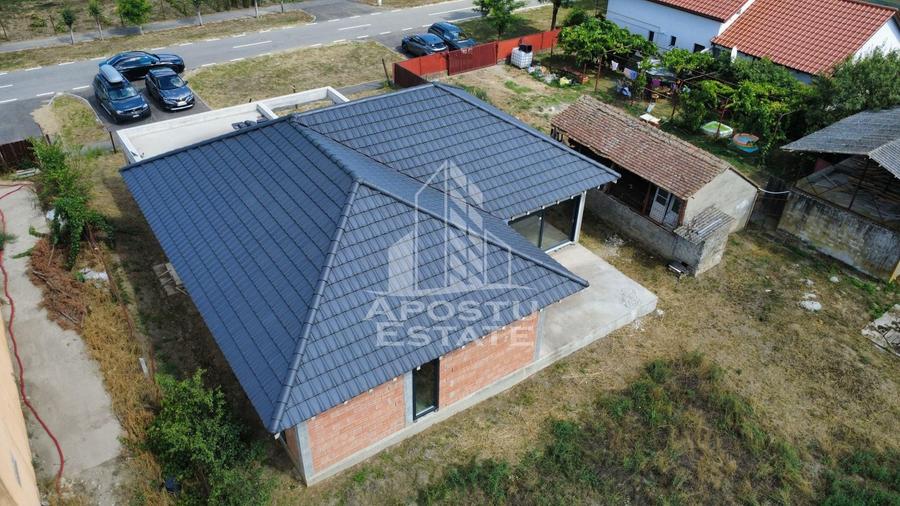Casă individuală cu 4 camere cu Canalizare în Parța