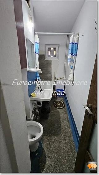 Apartament cu 3 camere semidecomandat în Km 4
