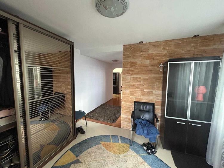 Casă cu 4 camere în Exterior Vest