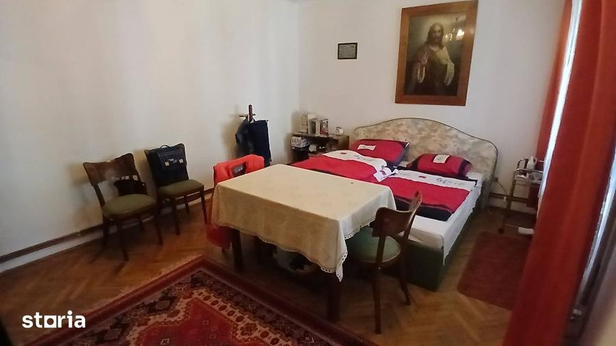 Casă cu 3 camere cu Teren 1442 Mp în Central