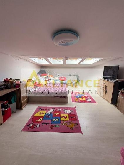 Apartament cu 4 camere semidecomandat, mobilat în Rahova