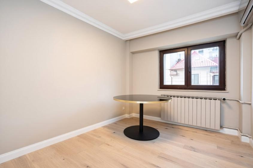 Apartament cu 4 camere decomandat, mobilat în Victoriei