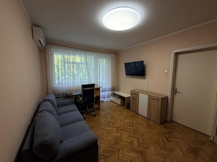 Apartament cu 3 camere decomandat în Exterior Vest