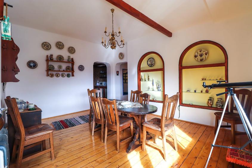 Apartament cu 6 camere decomandat în Furnica