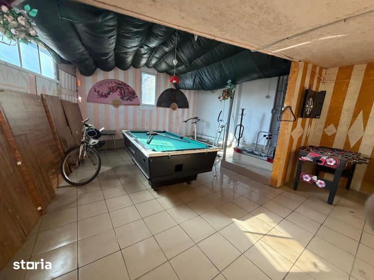 Casă cu 10 camere cu Teren 800 Mp în Costești