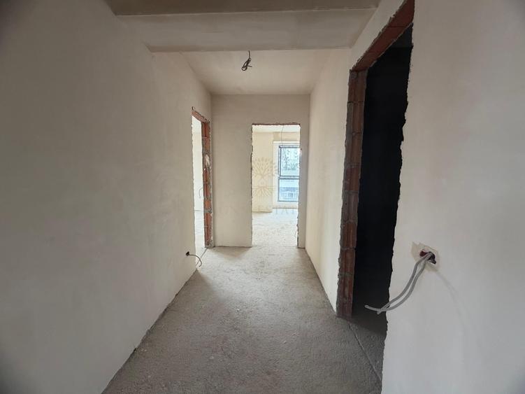 Apartament cu 3 camere semidecomandat, mobilat în Tineretului