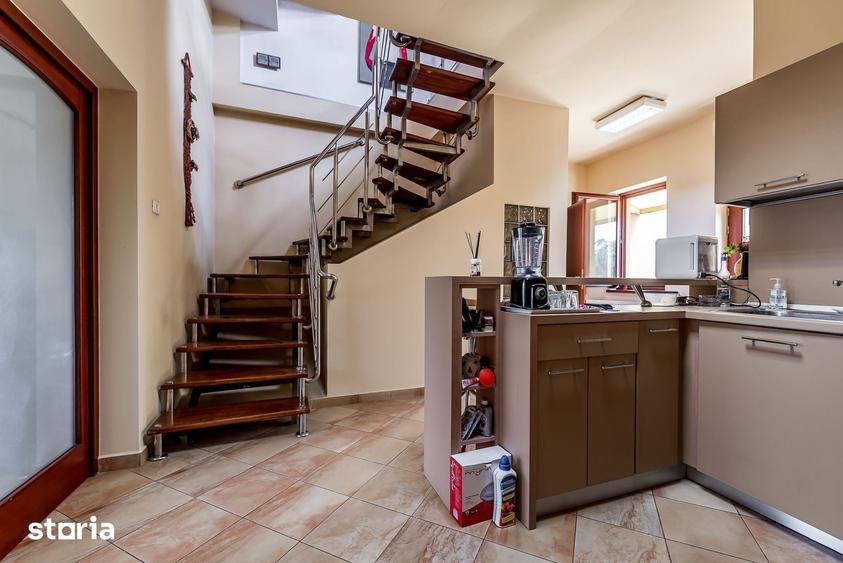 Casă cu 10 camere cu Teren 457 Mp în Central
