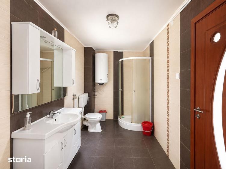 Casă cu 7 camere cu Teren 1000 Mp în Central