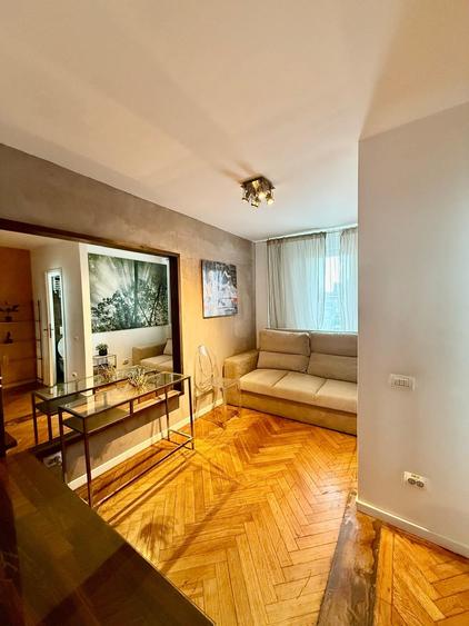 Apartament cu 3 camere semidecomandat în Sala Palatului