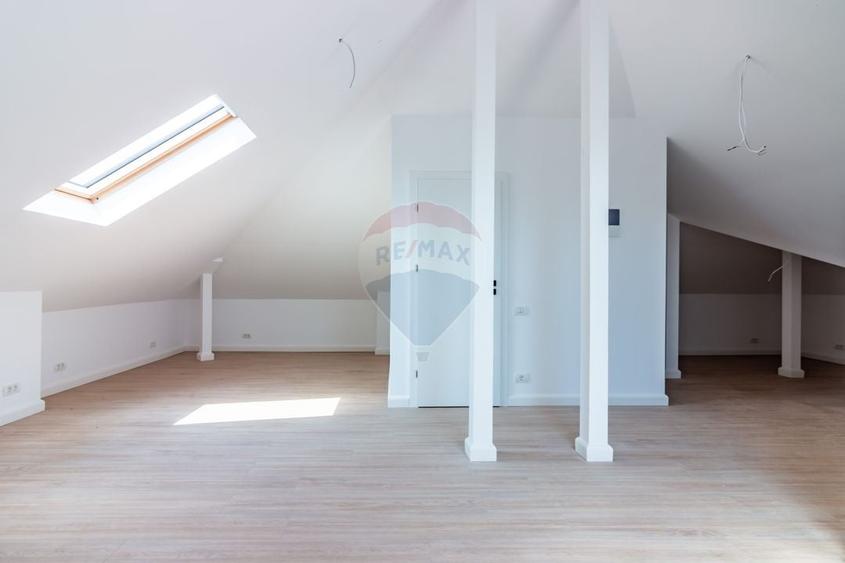Casă individuală cu 6 camere cu Teren 422 Mp în Tunari
