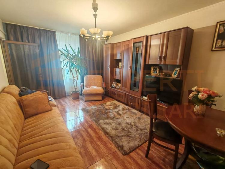 Apartament cu 3 camere decomandat, mobilat în Casa de Cultură