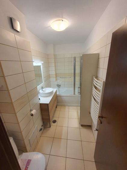 Apartament cu 3 camere semidecomandat, mobilat în Calea Călărașilor