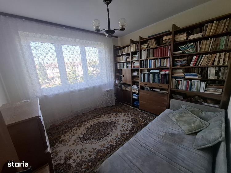 Apartament cu 4 camere semidecomandat în Săsar