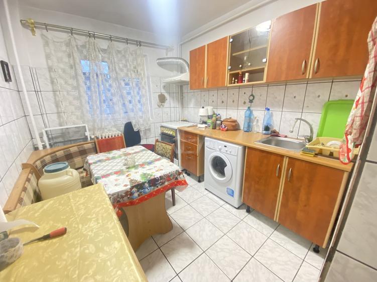 Apartament cu 3 camere decomandat, mobilat în Rahova
