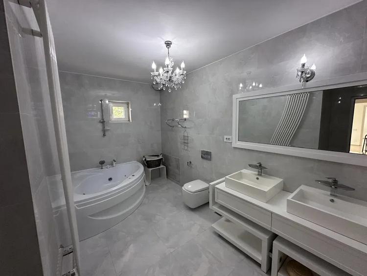 Duplex cu 5 camere cu Teren 277 Mp în Central