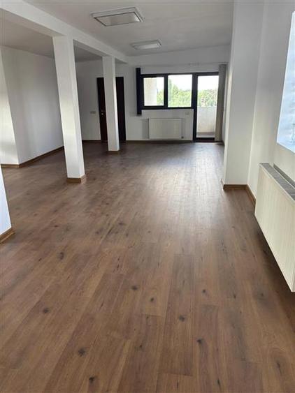 Apartament cu 3 camere semidecomandat în Bucureștii Noi