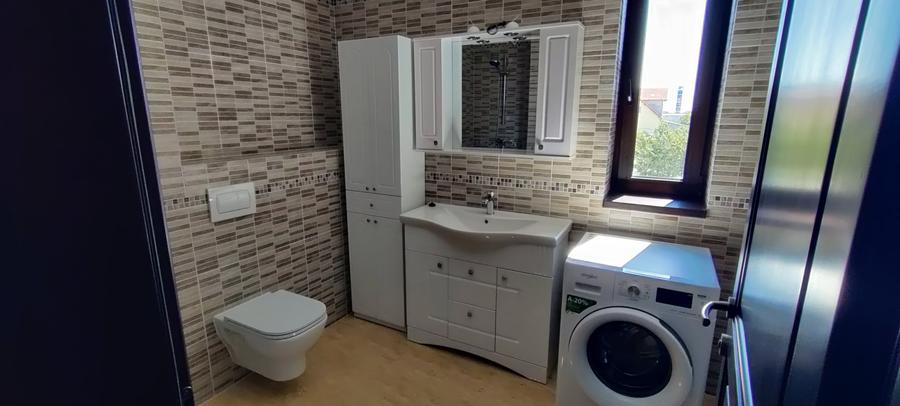 Apartament cu 3 camere semidecomandat în Moșnița Nouă