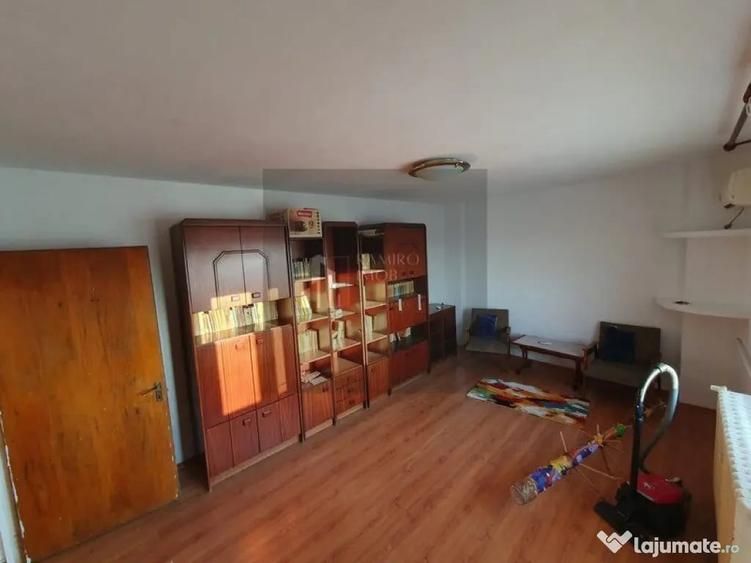 Apartament cu 4 camere decomandat în Costin Georgian