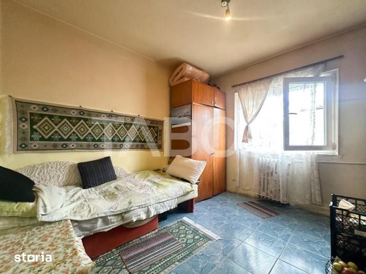 Apartament cu 3 camere semidecomandat în Gruia
