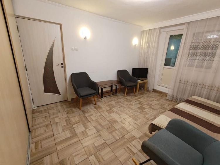Apartament cu 2 camere semidecomandat în Tei