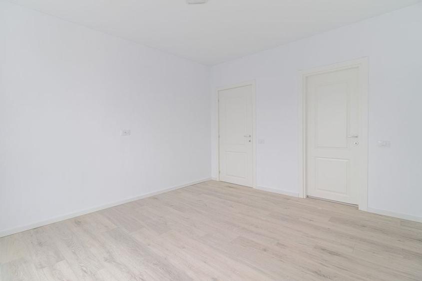 Apartament cu 5 camere semidecomandat, mobilat în 1 Decembrie