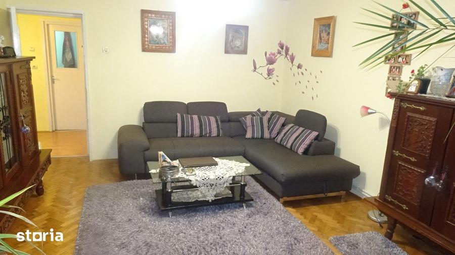 Apartament cu 3 camere decomandat în Scărișoara