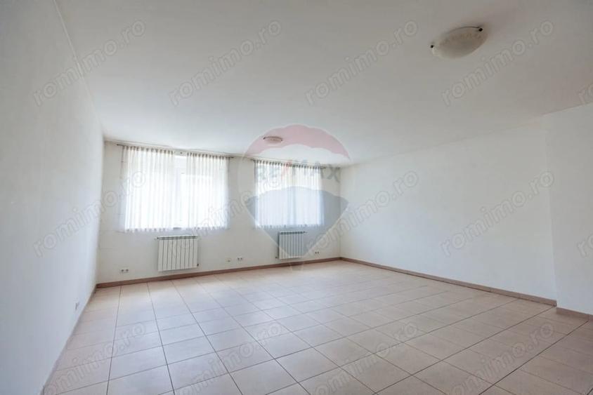 Spațiu comercial, de 2,400 mp, în Central