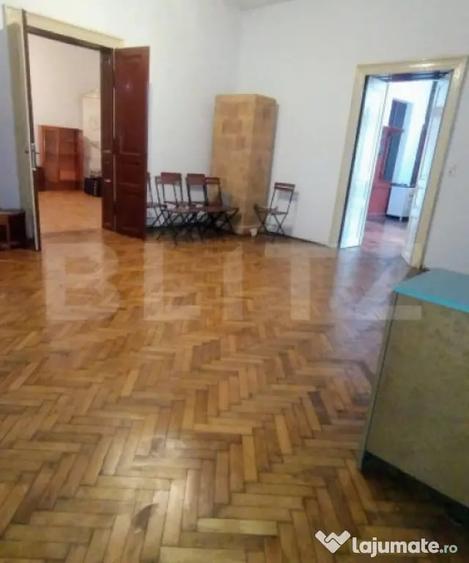 Casă cu 7 camere cu Teren 100 Mp în Central