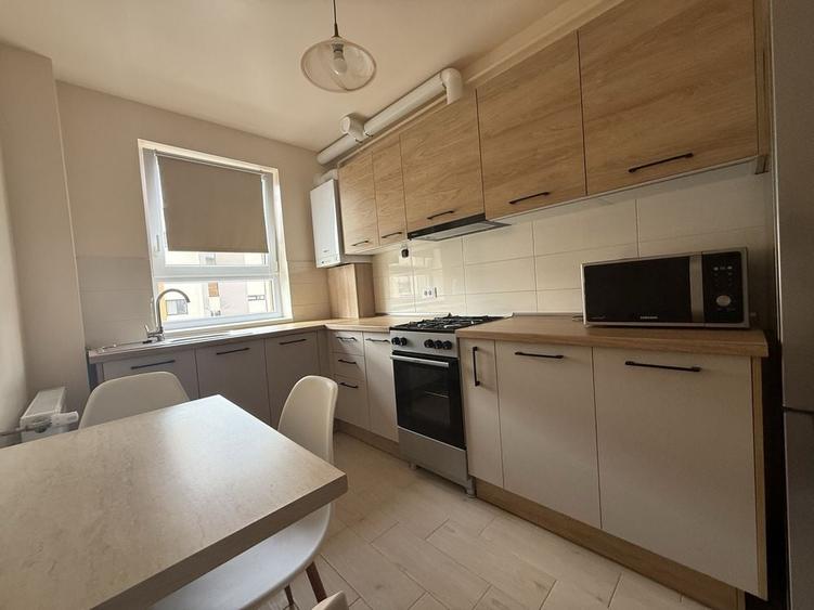 Apartament cu 2 camere decomandat în Tractorul