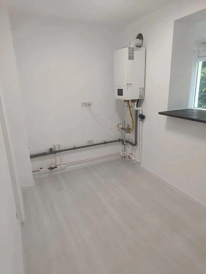 Apartament cu 3 camere semidecomandat în Berceni