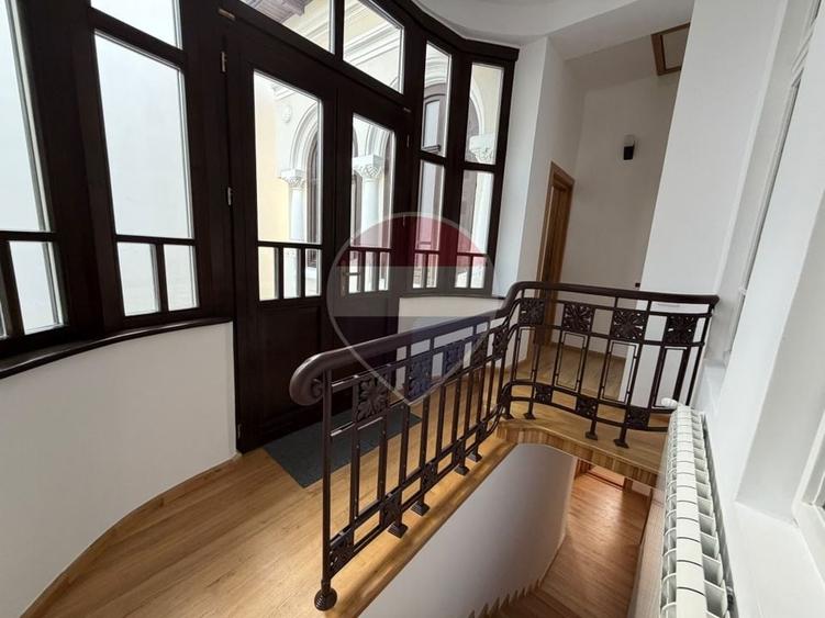Casă individuală cu 6 camere cu Teren 1000 Mp în Central