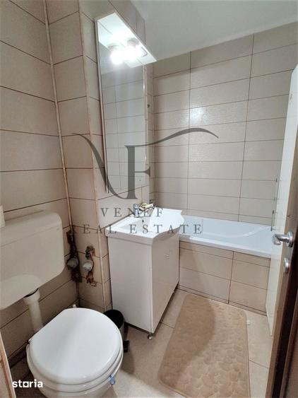 Apartament cu 3 camere semidecomandat în Centrul Civic
