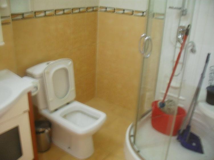 Apartament cu 3 camere decomandat, mobilat în P-ța Victoriei