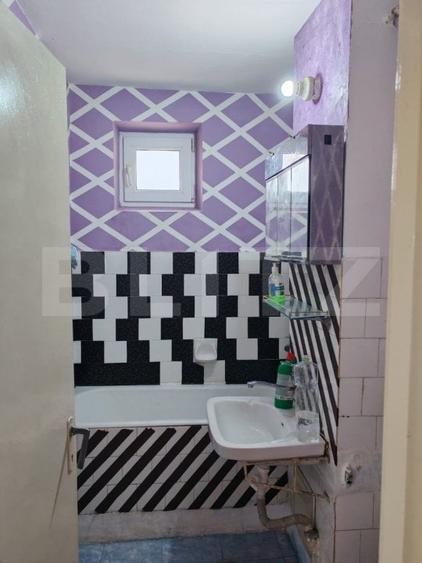 Apartament cu 3 camere semidecomandat în Botizului
