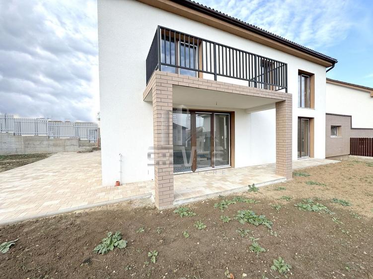 Duplex cu 5 camere cu Canalizare în Chinteni