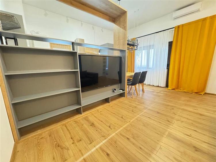 Apartament cu 4 camere semidecomandat, mobilat în Exterior Est