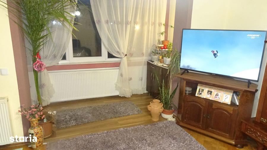 Apartament cu 3 camere decomandat în Scărișoara