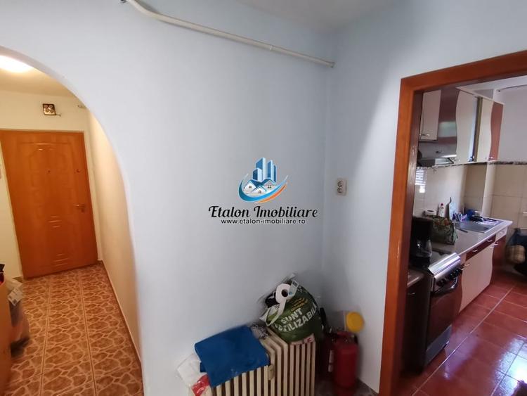 Apartament cu 3 camere decomandat în Periferie
