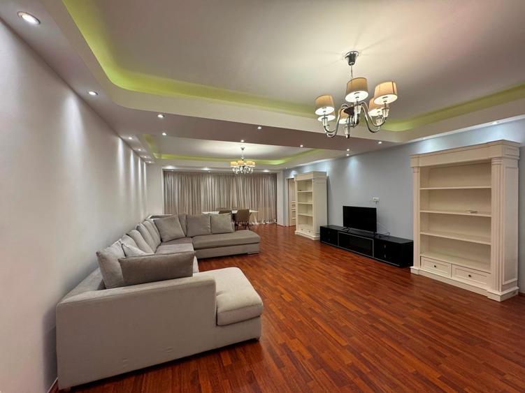 Apartament cu 3 camere semidecomandat în Aviatorilor
