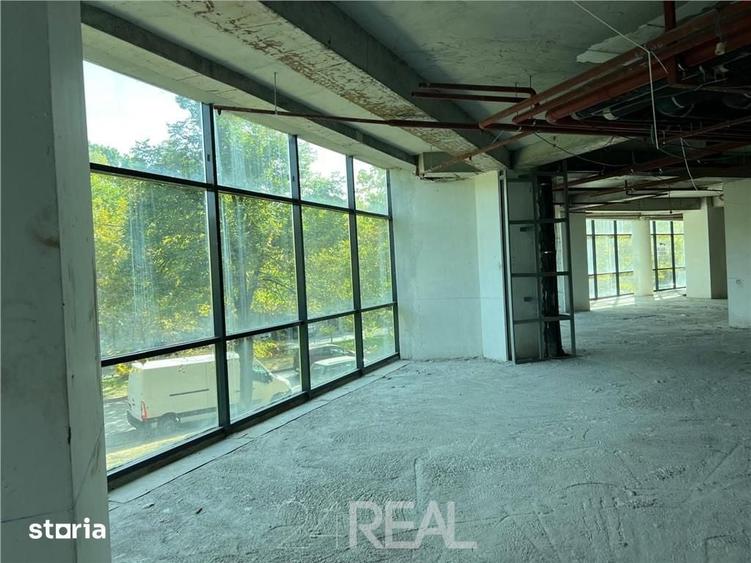 Spațiu comercial, de 900 mp, în Titan