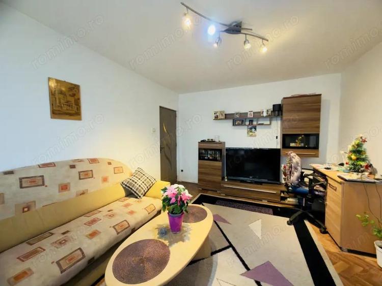 Apartament cu 3 camere semidecomandat în Girocului