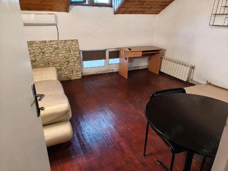 Garsonieră decomandată în Micul Dallas