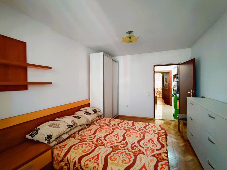 Apartament cu 3 camere semidecomandat, mobilat în Central