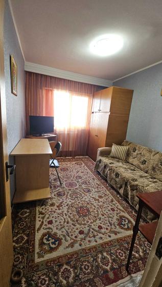 Apartament cu 3 camere semidecomandat în Far